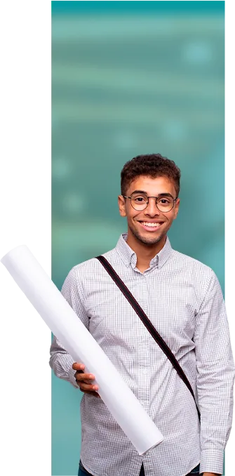 Emprendedor sonriendo con planos enrollados en la mano