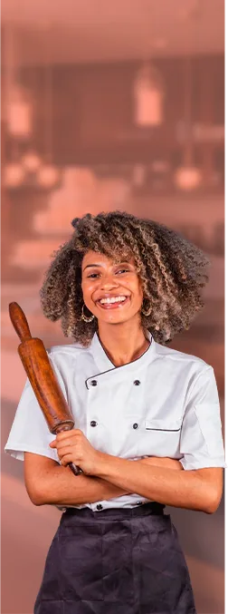 Emprendedora chef sonriendo con un rodillo de cocina